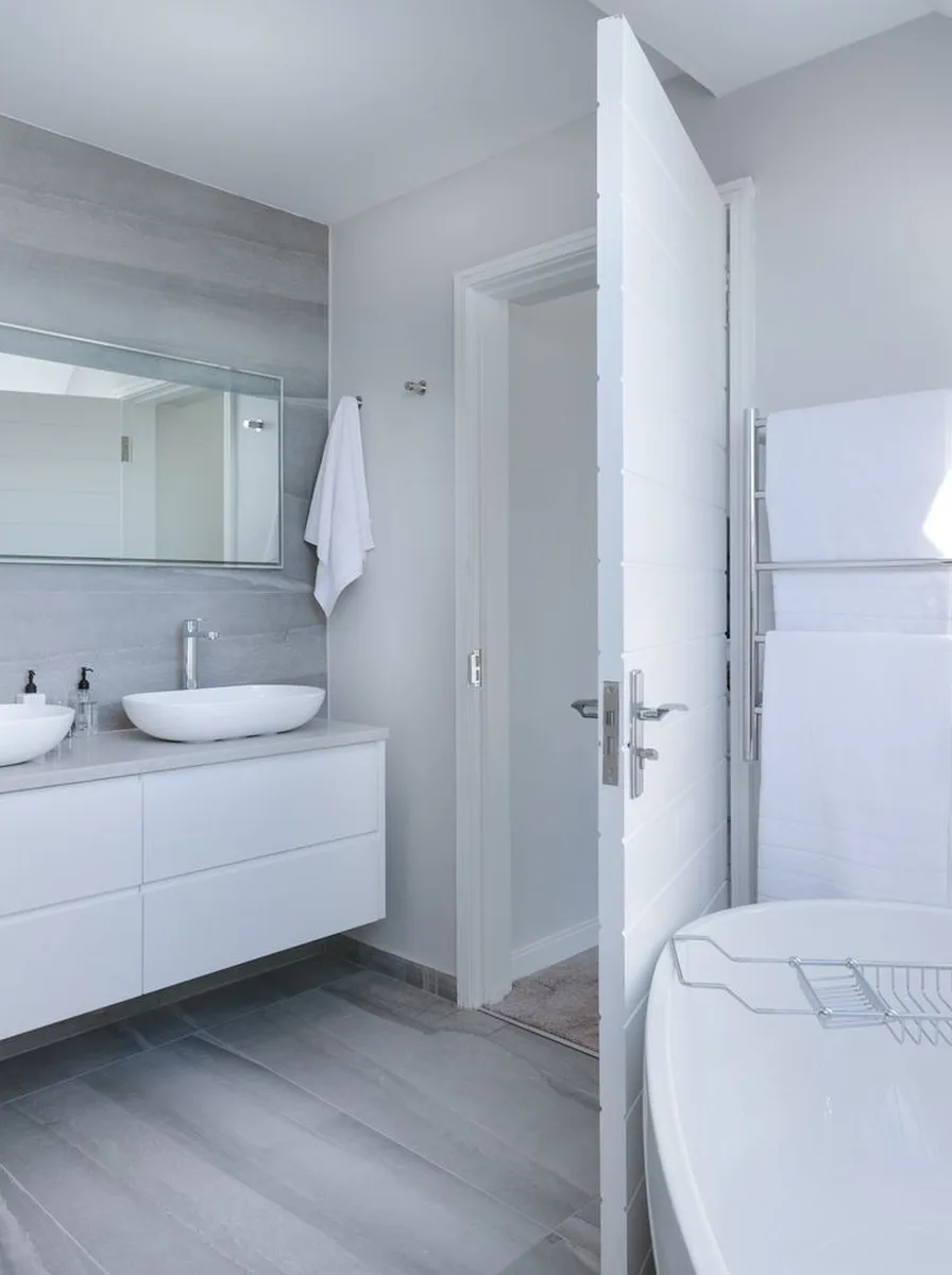 Glass corner shelves in tiled shower