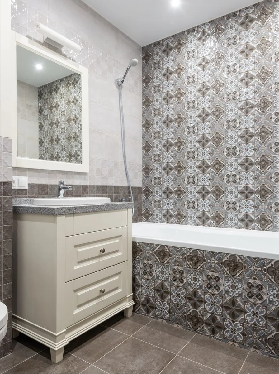 Bathroom with coordinated sage green towels, curtain, and bath mat