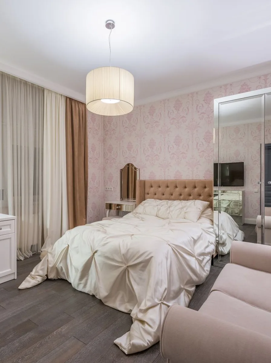 Bedroom mixing pink tones with soft neutrals
