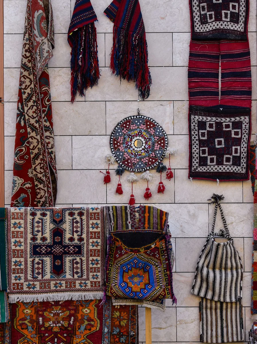 Statement pendant light, boho wall idea