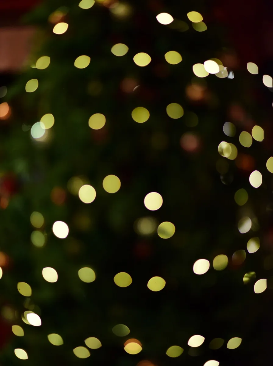 Vintage Lantern Glow December wallpaper