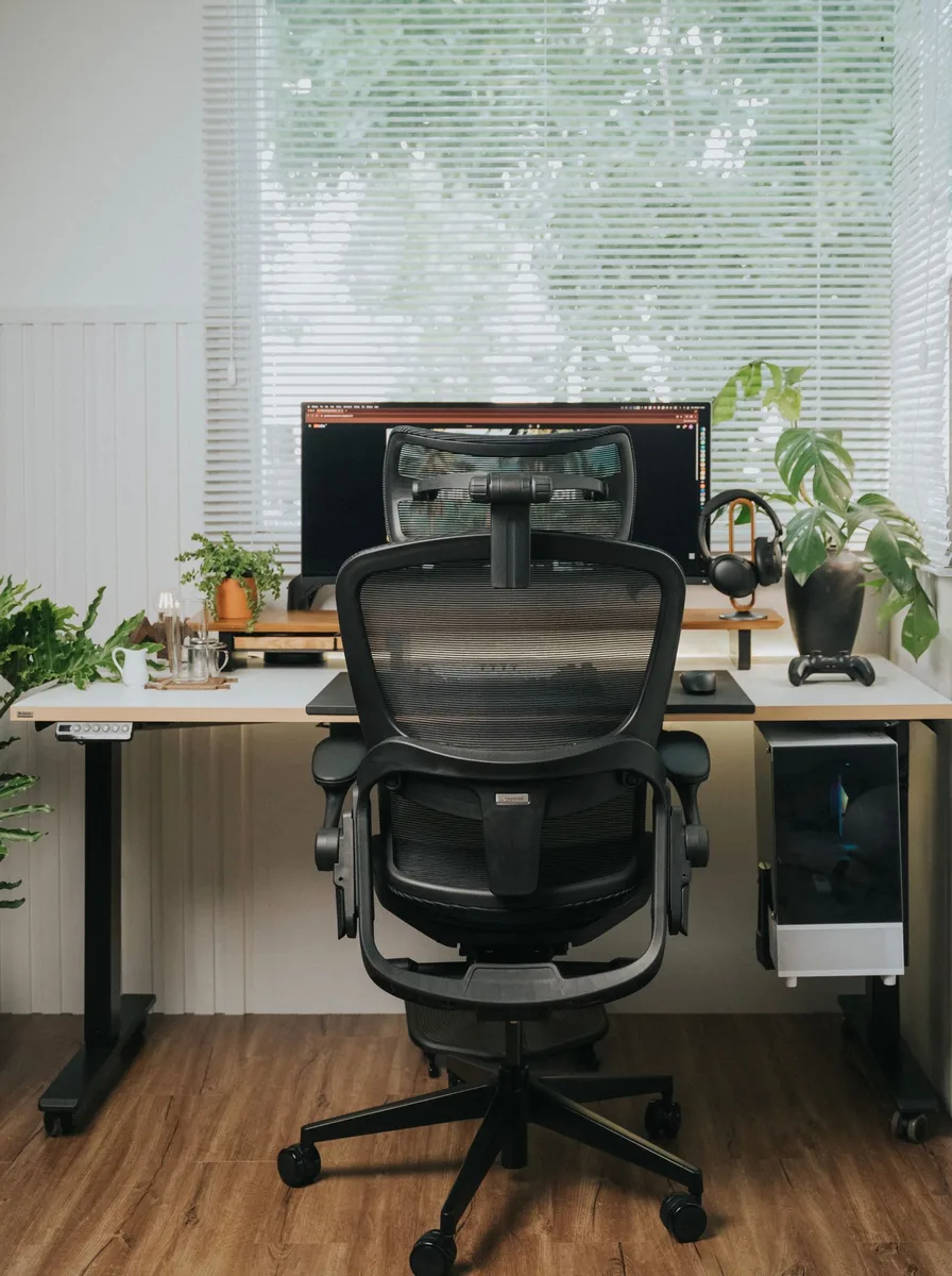 Physiotherapist-style advice setup with an ergonomic chair and posture guide