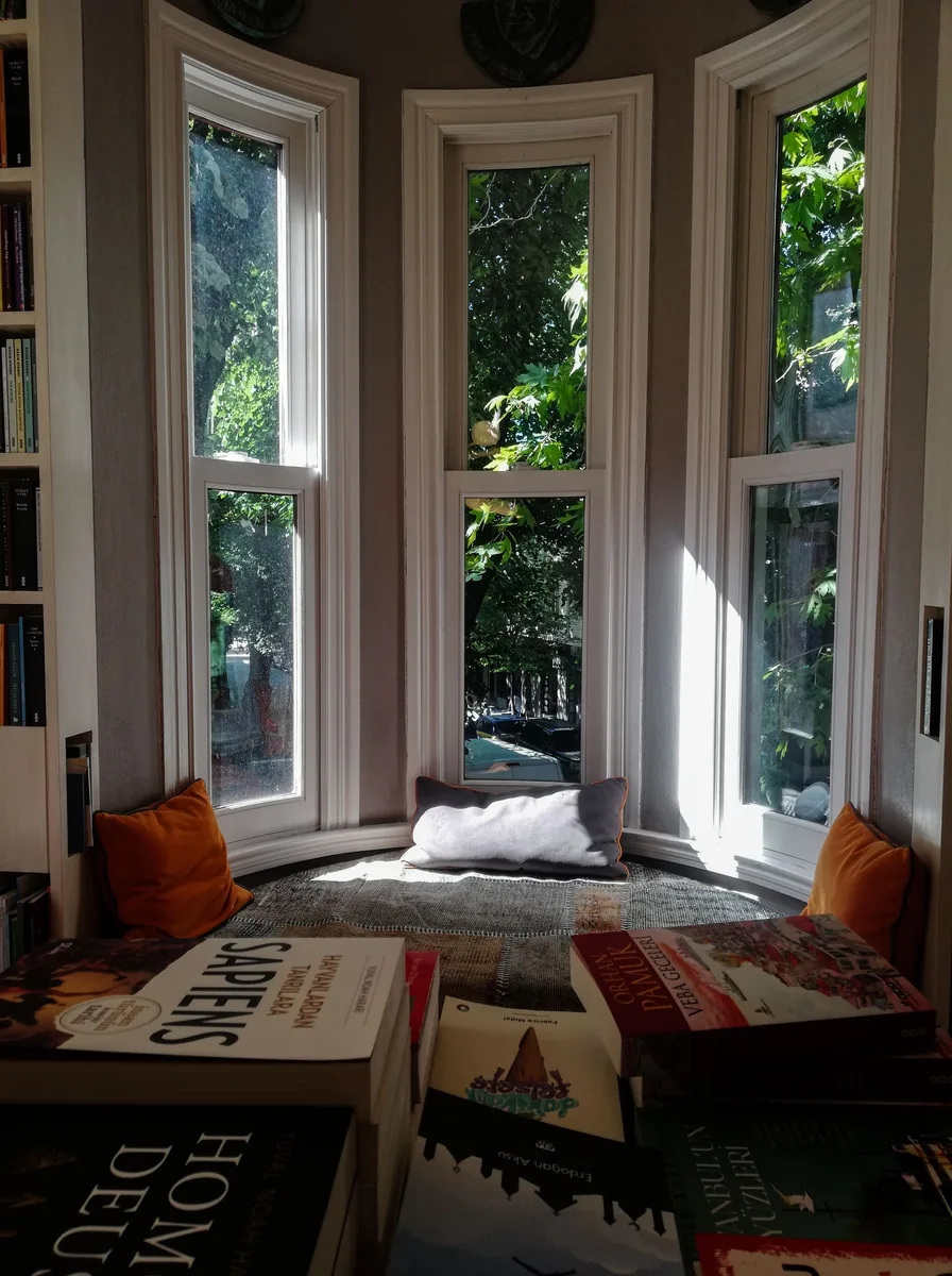 Choose a Round Rug for the Bay — bay window in a kitchen