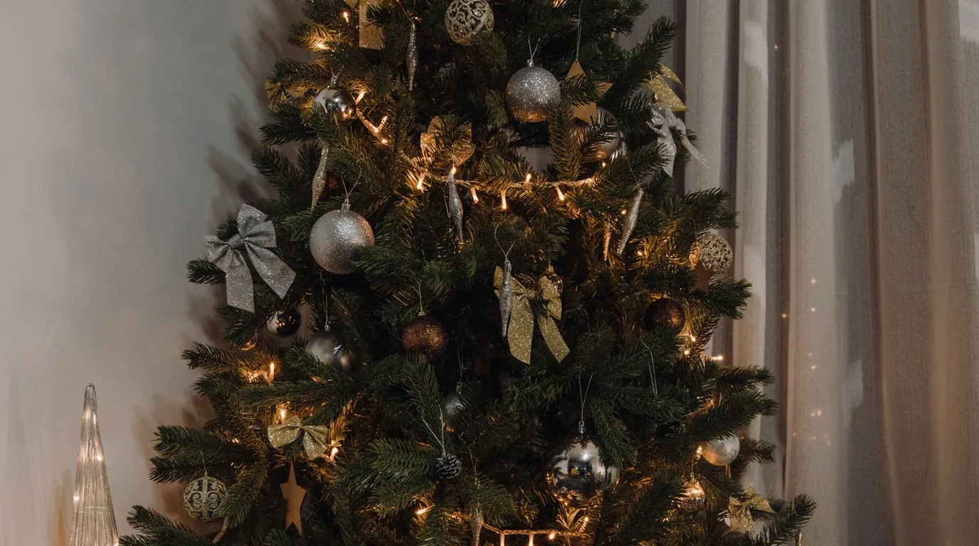 Small room beautifully decorated for Christmas without clutter